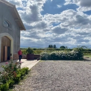 Het wijnhuis van Jean Bousquet in Argentinië op een mooie zomerse dag.